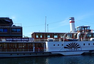 Radarbåt som far fram och tillbaka genom Kielkanalen med turister