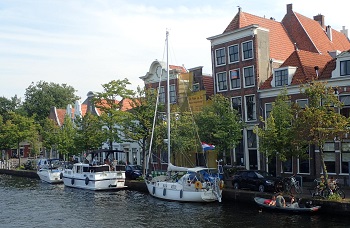 S/V Isabell vid kajen längs kanalen genom Haarlem